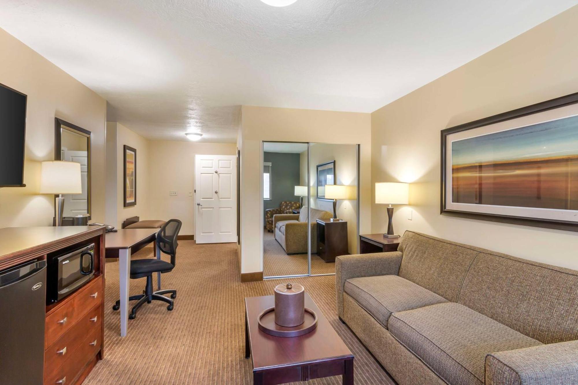 Western Cotton Tree Hotel