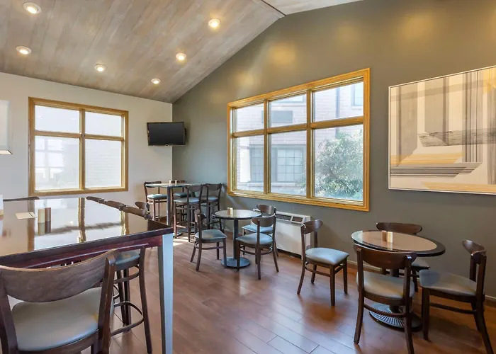 Best Western Plus Cotton Tree Inn